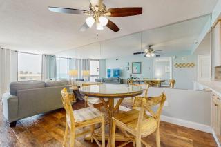 Inviting condo w splash pad multiple pools and on-site bar - 7