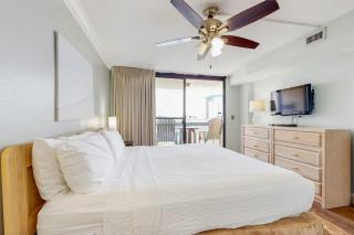 Inviting condo w splash pad multiple pools and on-site bar - 6