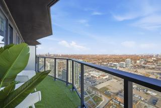 Bright Condo Retreat Skyline Views & Balcony - 8