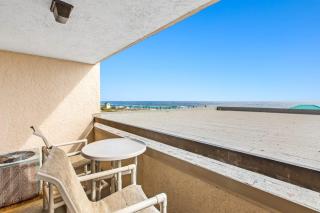 Gorgeous condo w on-site pool & splash pad - near shops and dining - 9