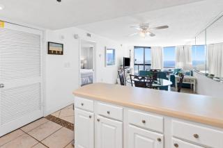 Beautiful Condo Multiple on-site pools w hot tub & splash pad - 3