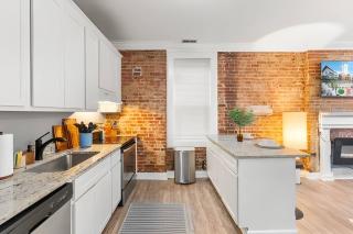 Historic Soulard 2BR Stylish Balcony Retreat - 7