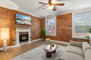 Historic Soulard 2BR Stylish Balcony Retreat - 2