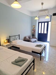 Traditional Ground-Floor Apartment with Courtyard in Kyparissia - 2