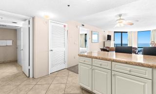 14th Floor Airy Condo On-site bar & restaurant Pool w splash pad - 6