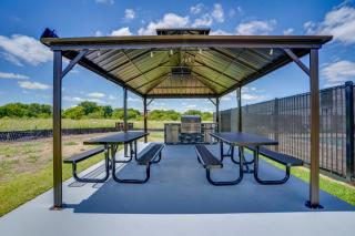2 Mi to Dtwn Crowley! Modern Escape w/ Pool Access - 0