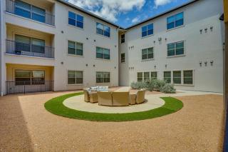2 Mi to Dtwn Crowley! Modern Escape w/ Pool Access - 9