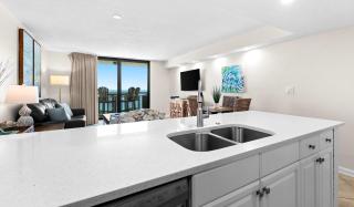 Spacious 18th floor condo w amazing views - shared pool hot tub & central AC - 3