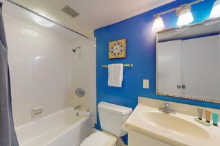 One bedroom condo close to beach w ocean views and private balcony - 1