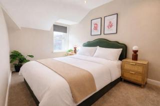Stylish Top Floor 2-Bed Apartment - Free Parking - 4