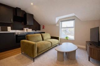 Stylish Top Floor 2-Bed Apartment - Free Parking - 9