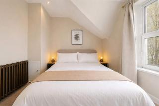 Stylish Top Floor 2-Bed Apartment - Free Parking - 1