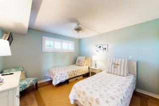 Colorful Gulf-view condo with pools hot tub tennis gym & easy beach access - 2