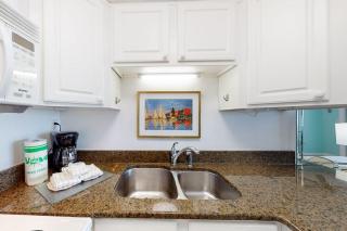 Fifth-floor Gulf view condo with a washer&dryer pool tennis & fitness room - 1