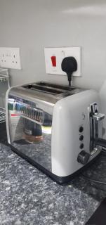 Comfortable 2-Bed Flat with Free Parking - 6