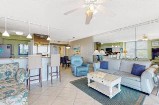 2nd Floor Comfortable bay view Condo Beach setup & bicycles included - 0