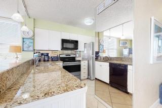 2nd Floor Comfortable bay view Condo Beach setup & bicycles included - 2