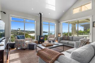 Spa and Surf Retreat - Langs Beach Holiday Home - 8
