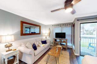 Dog-friendly charming beach condo with pool hot tub sauna deck & water access - 7