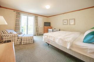 8 Mayfair Entire 10BR Cottage Beach, Kayaks - 5