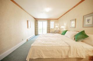 8 Mayfair Entire 10BR Cottage Beach, Kayaks - 2