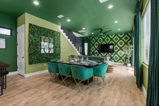 Austin 4BD Oasis with Sauna Cold Plunge Beauty Bar - 3