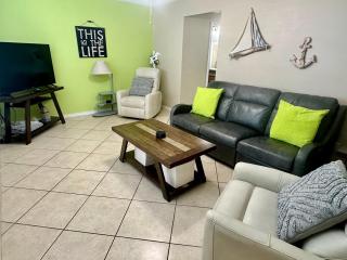 Emerald Shores: Steps from the Gulf, Navarre Beach - 4