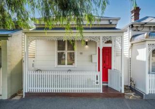 Renovated Brilliance in Bayside Albert Park - 0
