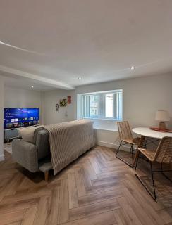 Modern Serviced Apartment in the Heart of Yeadon - 6