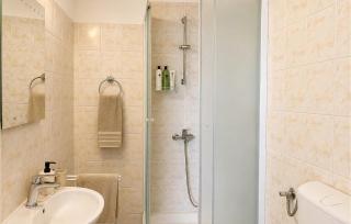 Nice Apartment In Stomorska With Wifi - 5