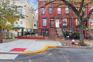Holiday Home Brownstone City Stay 5BEDS, Private Dual Units - 0