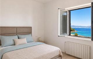 3 Bedroom Beach Front Apartment In Stomorska - 6