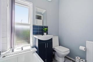 Cosy Home with free parking and Self Check in - 4