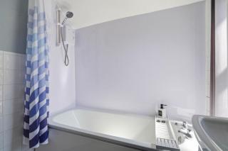 Cosy Home with free parking and Self Check in - 5