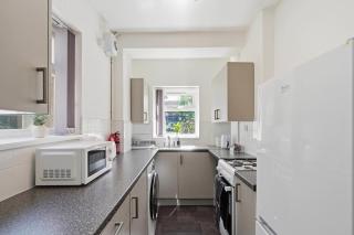 Cosy Home with free parking and Self Check in - 6