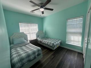 Basic 4 bedrooms with 7 beds 15 min from downtown sleeps 9 Adults comfortably for Work crews and Large groups - 2
