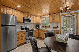 Maple Ridge Brown Cottage HOT TUB - 4