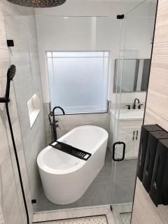 Modern 3BR Home King Suite 10 Min Downtown - 6