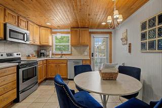 Maple Ridge Blue Cottage-HOT TUB - 3