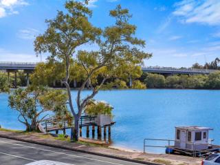 Azurea! Grand 7BR Riverfront Retreat Maroochydore - 4