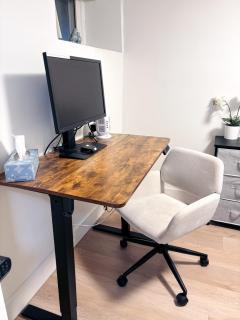 Cozy Downtown Room - Free Parking - Workspace - 8