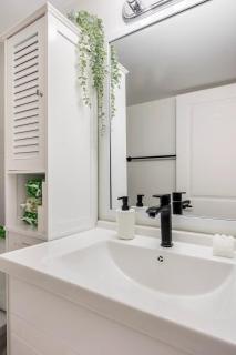 Cozy Downtown Room - Free Parking - Workspace - 1