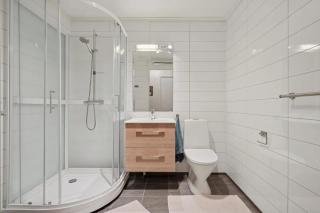 Modern Apartment with Sea View & Free Parking - 1