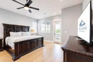 Luxury Lakefront Retreat with Private Hot Tub & 5 Suites - 7