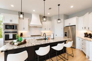 Luxury Lakefront Retreat with Private Hot Tub & 5 Suites - 4