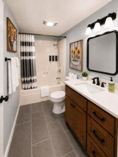 Anchors Away: Lake Hamilton Condo with Balcony, Pool & Tennis - 2
