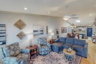 Upscale Lakefront Retreat: Private Dock, Jetted Tub & Lake Hamilton Views - 9