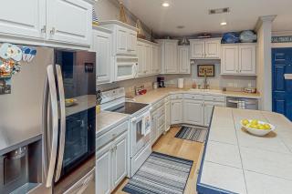 Upscale Lakefront Retreat: Private Dock, Jetted Tub & Lake Hamilton Views - 3