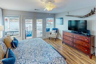 Upscale Lakefront Retreat: Private Dock, Jetted Tub & Lake Hamilton Views - 1