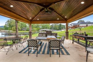 Waterfront Lake Hamilton Estate with Hot Tub & Private Dock - 8